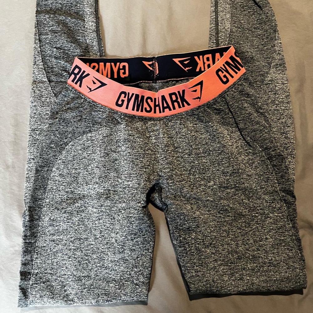 Gym shark leggings
